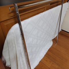 世田谷区近辺配送可能　美品　伸縮ハンガーラック　キャスター付き　スチール製 クロームメッキ 頑丈!高耐荷重ハンガー　横幅101×奥行42×高さ120～175cm　の画像