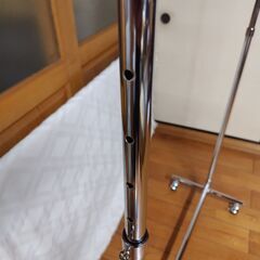世田谷区近辺配送可能　美品　伸縮ハンガーラック　キャスター付き　スチール製 クロームメッキ 頑丈!高耐荷重ハンガー　横幅101×奥行42×高さ120～175cm　の画像