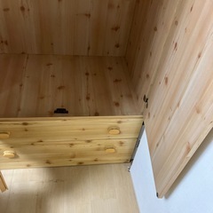 明るい白樺みたいなタンスの画像