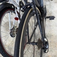 カーボンフレーム ブラック ロードバイクの画像