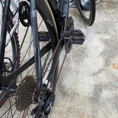 カーボンフレーム ブラック ロードバイクの画像