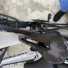 カーボンフレーム ブラック ロードバイクの画像