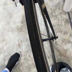 カーボンフレーム ブラック ロードバイクの画像