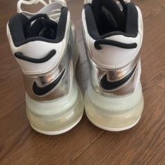 ナイキ エア モア アップテンポ 720 QS ホワイト/クローム-ブラック(BQ7668-100)の画像