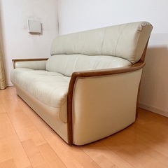 大きな革張りのソファの画像