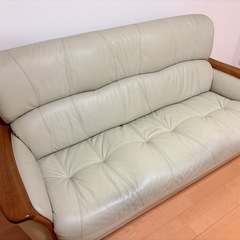 大きな革張りのソファの画像