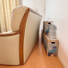 大きな革張りのソファの画像