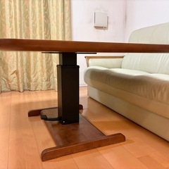 高さ調節できるテーブルの画像