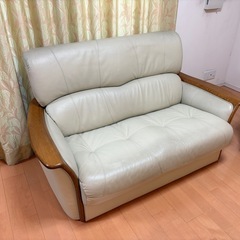革張りの2人掛けソファの画像