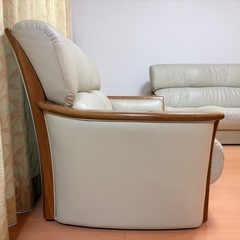 革張りの2人掛けソファの画像