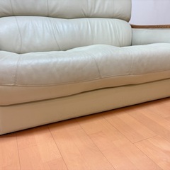 革張りの2人掛けソファの画像