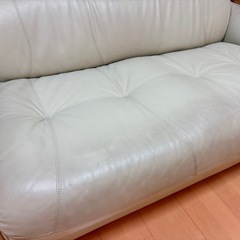 革張りの2人掛けソファの画像