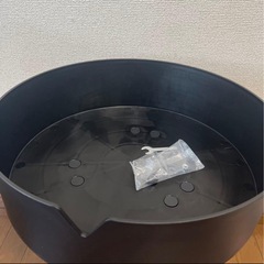 モダン収納ボックス 3本脚の画像