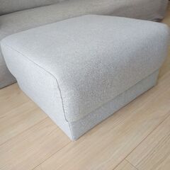 3人用ソファ＆スツール☆カバーをつけての2ヶ月半の使用で美品です☆色 : ライトグレー スツール/オットマンの画像