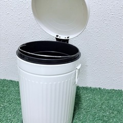 白でお部屋になじむ🕊️ ペダル式ゴミ箱【お手頃】の画像