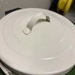 白でお部屋になじむ🕊️ ペダル式ゴミ箱【お手頃】の画像