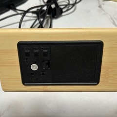 木目調三角置き時計の画像