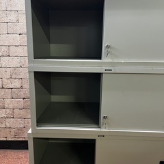 スチールキャビネット3個
セット オフィス 事務所 店舗用 引戸 書庫 W88×D52×H40 鍵ありの画像