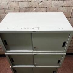スチールキャビネット3個
セット オフィス 事務所 店舗用 引戸 書庫 W88×D52×H40 鍵ありの画像
