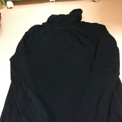 黒 タートルネック カットソーの画像