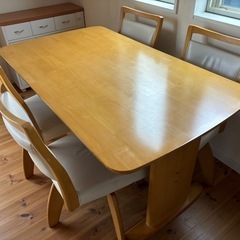 ダイニングテーブルの画像