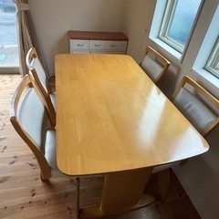 ダイニングテーブルの画像