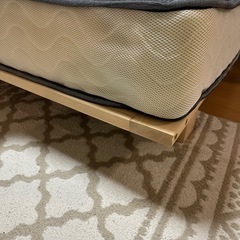 クイーンマットレス＋脚付きすのこベッドの画像