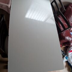 ダイニングテーブル、椅子4つの画像