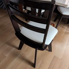 ダイニングテーブル、椅子4つの画像