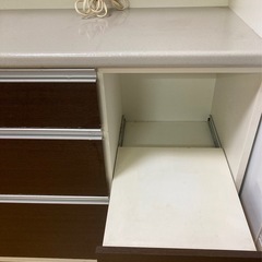 キッチンボード　食器棚の画像