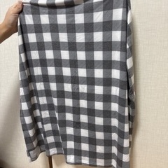 抱っこ紐と授乳ケープの画像