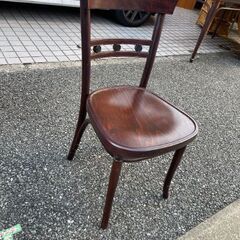 ダイニングテーブル4つと鏡台の椅子1つの画像