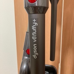 決まりました【ジャンク品】Dyson V8 Fluffy+（付属品完備・スタンド付き可）／バッテリー交換で復活の可能性あり！の画像