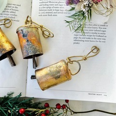 アンティークベル　アイアンベル　カウベル　クリスマス　クリスマスリース　クリスマスオーナメント　インスタ映え　インテリア　リース　スワッグの画像