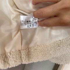 ニットワンピースともこもこアウターの画像