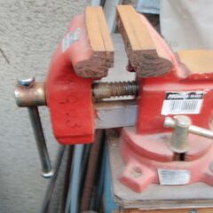 バイス　卓上小型万力　穴あけ、金属加工に最適の画像