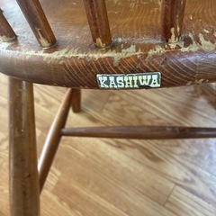 光のテーブルとカワシマの椅子二脚とニトリの座椅子セットの画像
