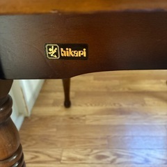 光のテーブルとカワシマの椅子二脚とニトリの座椅子セットの画像