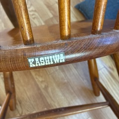 光のテーブルとカワシマの椅子二脚とニトリの座椅子セットの画像