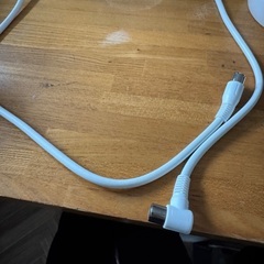 テレビケーブルとUSBコードの画像