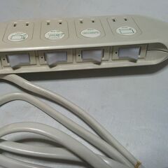 独立した４個のコンセント「最大１５００ワットまで」の画像