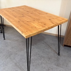 ダイニングテーブルの画像