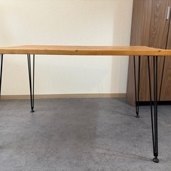 ダイニングテーブルの画像