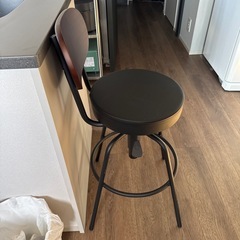 ottostyle.jp アンティーク風 背付きバースツール 【ブラック】 カウンターチェア ガス圧昇降式 高さ調節 ウッド 背もたれの画像