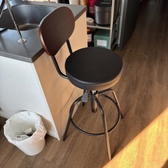 ottostyle.jp アンティーク風 背付きバースツール 【ブラック】 カウンターチェア ガス圧昇降式 高さ調節 ウッド 背もたれの画像