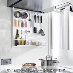 山崎実業(Yamazaki) レンジフード スチールパネル ホワイト W51.9×D4.3×H57cm(フック含む) タワー tower 浮かせる収納 キッチンパネル マグネットの画像