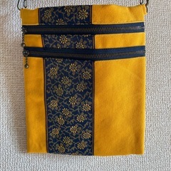 畳縁を使用して作られた、ショルダーバッグの画像