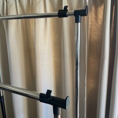 キャスター付きのダブルハンガーラックの画像