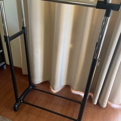 キャスター付きのダブルハンガーラックの画像