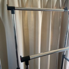 キャスター付きのダブルハンガーラックの画像